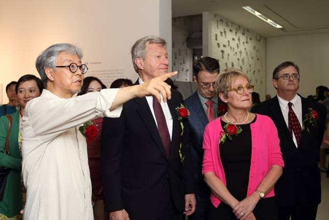 Seminal Art Curator Shares Works with Ambassador – AmCham China